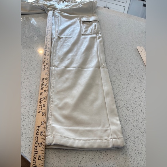 American Eagle Faux Leather Cream Elastic High Waisted Cargo Pants Size 8 Long - Picture 8 of 15